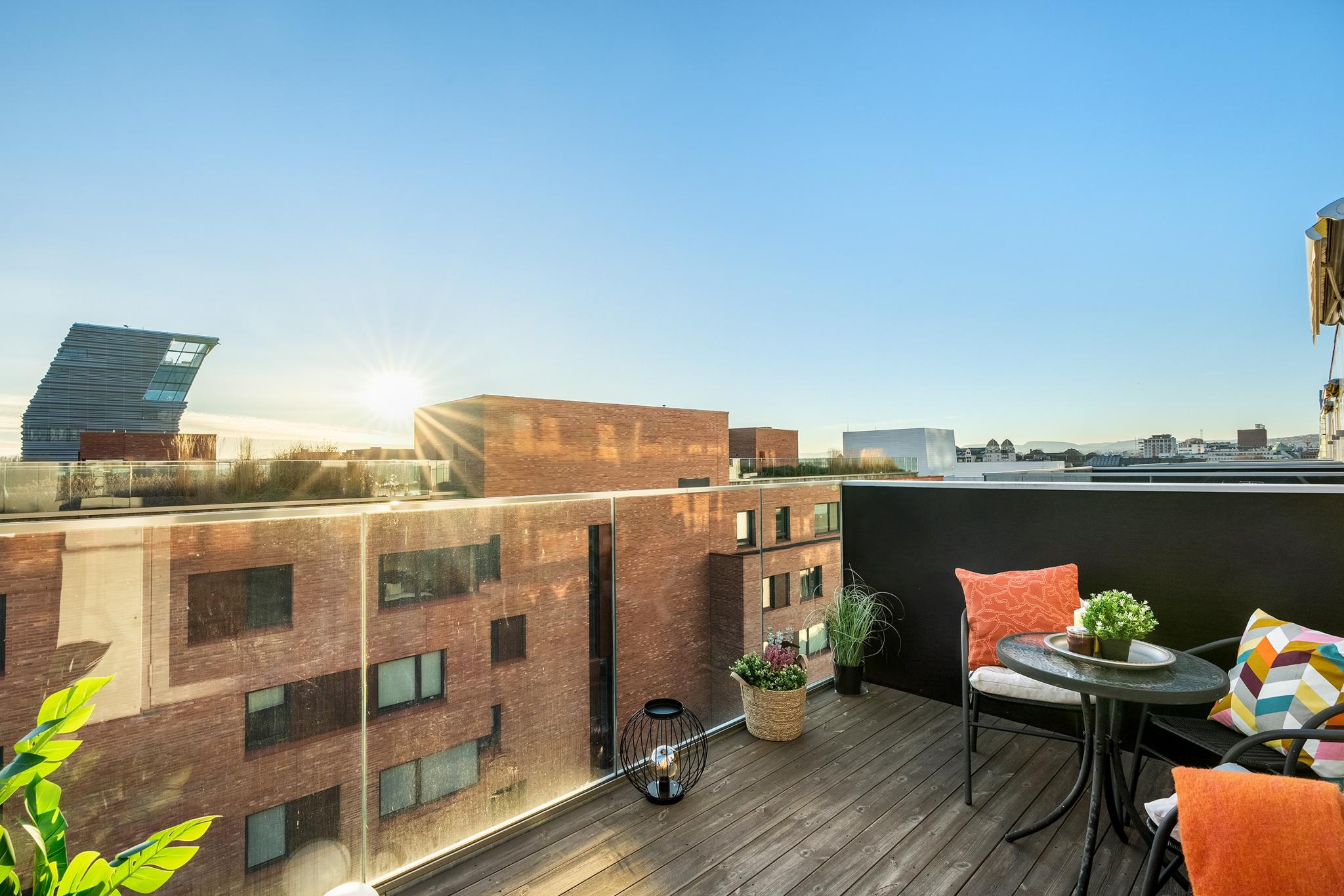 Her er man høyere enn bebyggelsen foran, med sol fra morgen til sent på kvelden om sommeren.